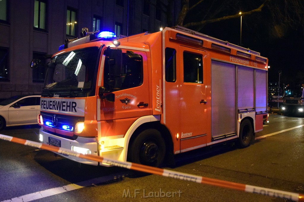 Baum auf PKWs Koeln Mitte Rheinuferstr Goldgasse P054.JPG - Miklos Laubert